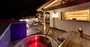 Romantischer Außenwhirlpool im Wellnesshotel